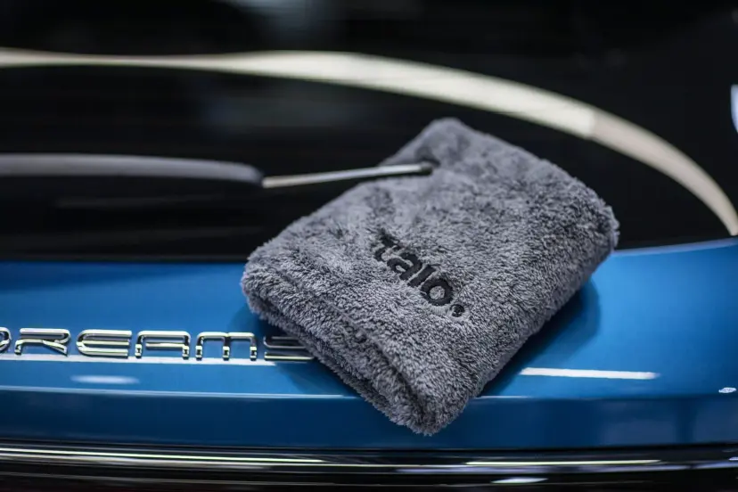 Talo Puntey towel on a car