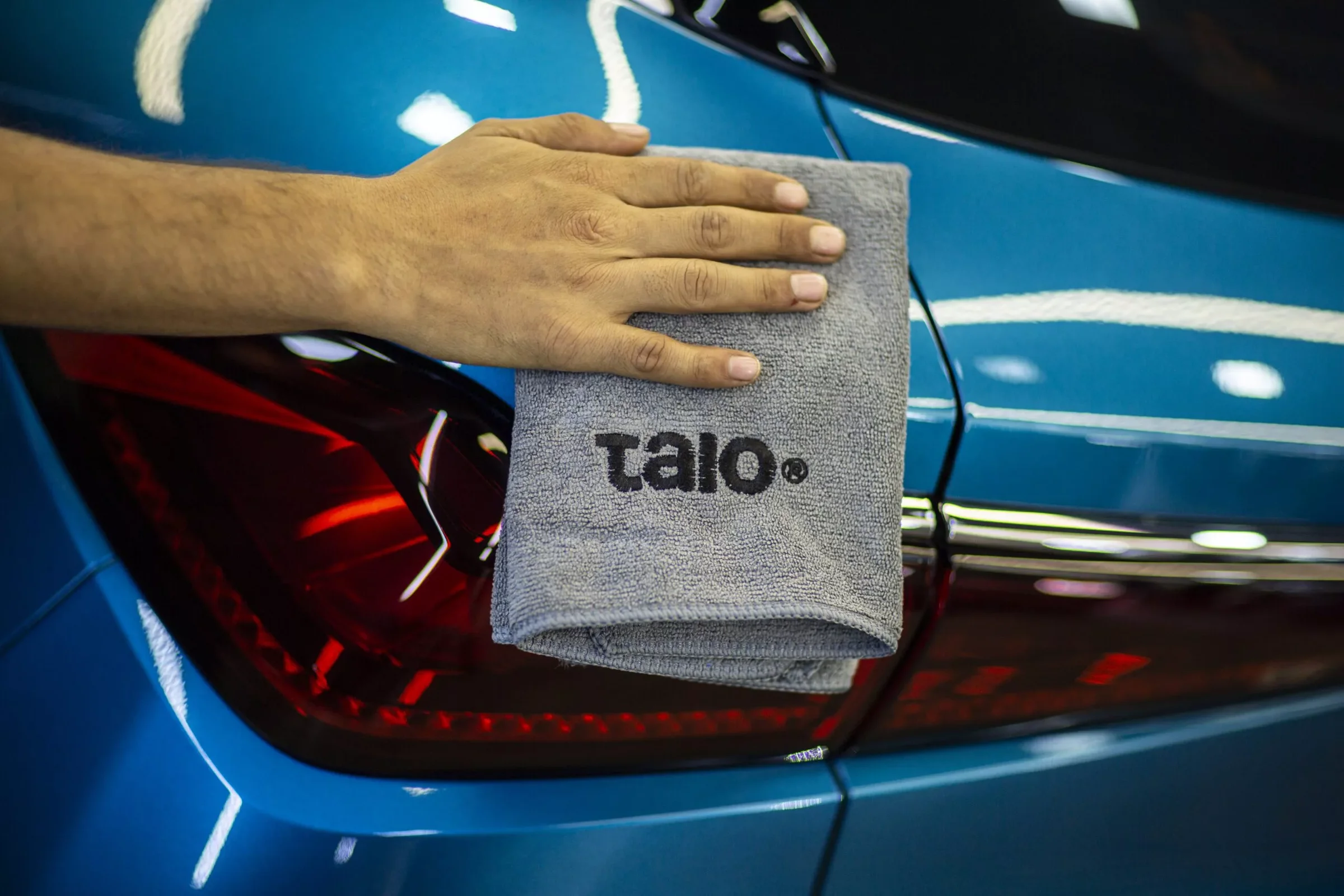 Talo Basic towel on a blue car