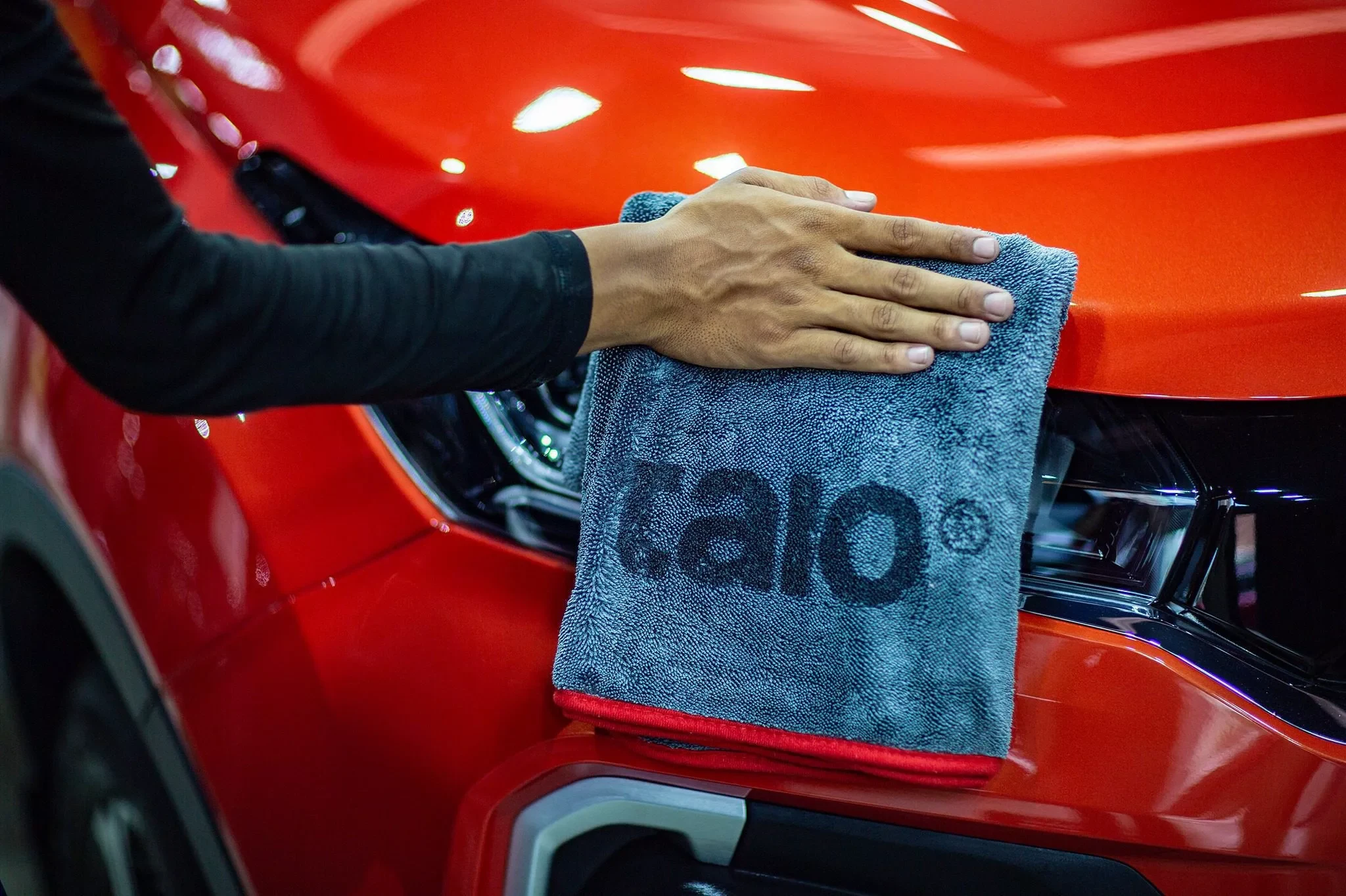 Talo Premium drying towel on an orange car